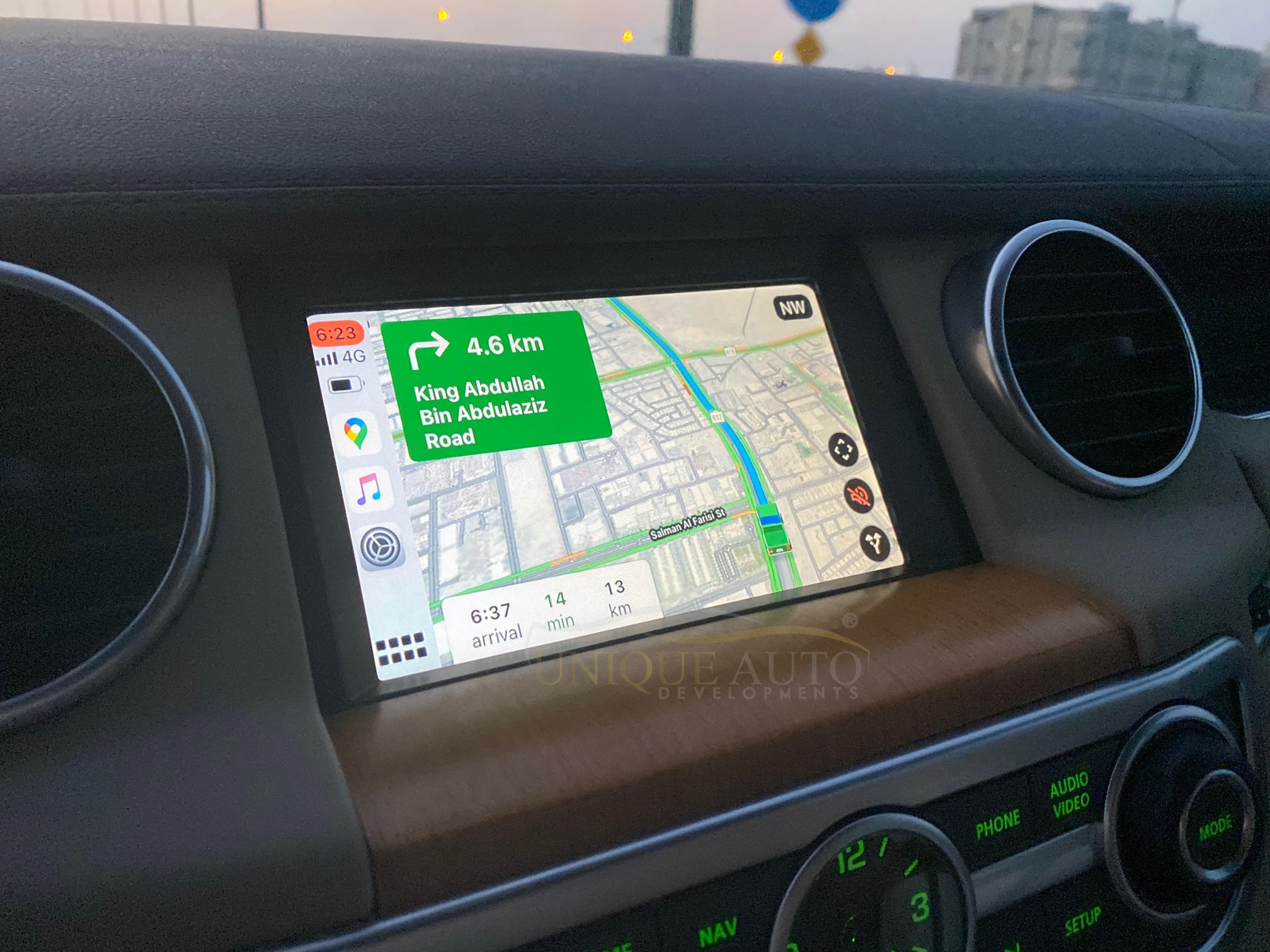 Wireless Apple CarPlay and Android Auto Interface for Land Rover Range